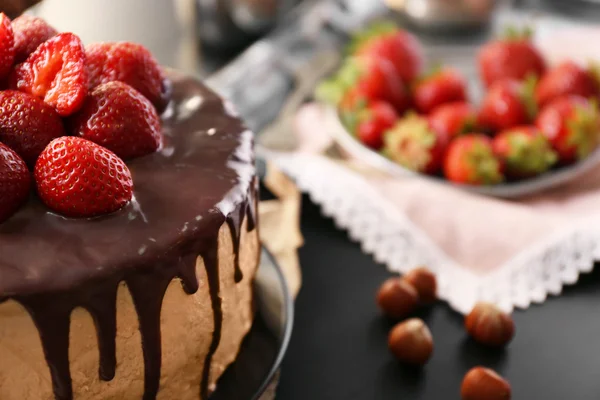 Leckerer Kuchen mit Erdbeere — Stockfoto