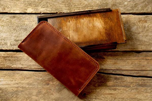 Bolsa de couro marrom no fundo de madeira — Fotografia de Stock