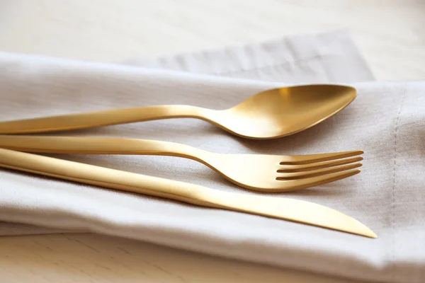 叉、 勺子和亚麻餐巾刀 — 图库照片
