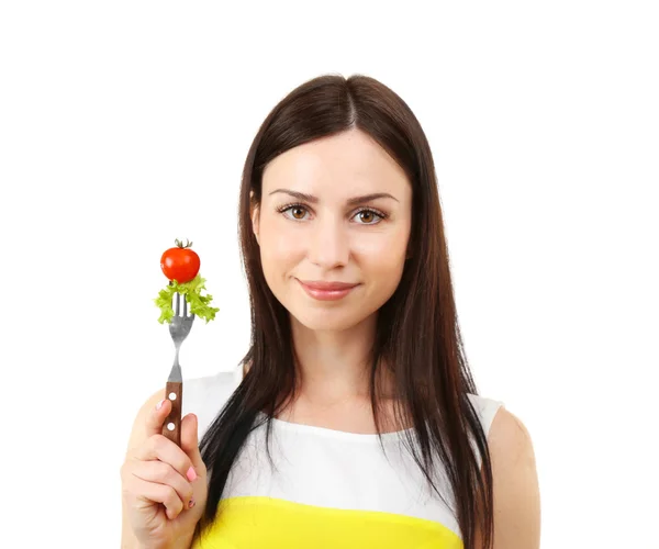 Портрет молодой женщины с салатом и помидорами черри на вилке изолирован на белом — стоковое фото