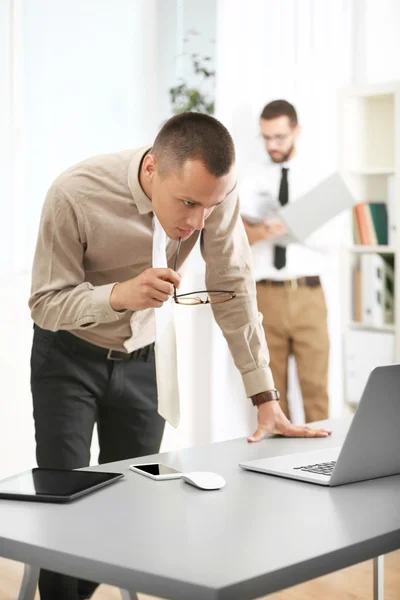 Homem Negócios Bonito Olhando Para Laptop Escritório — Fotografia de Stock