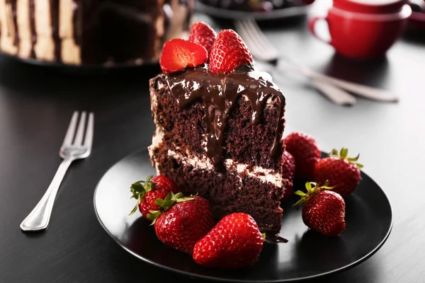 Piece of cake with strawberry on plate — Stock Photo, Image