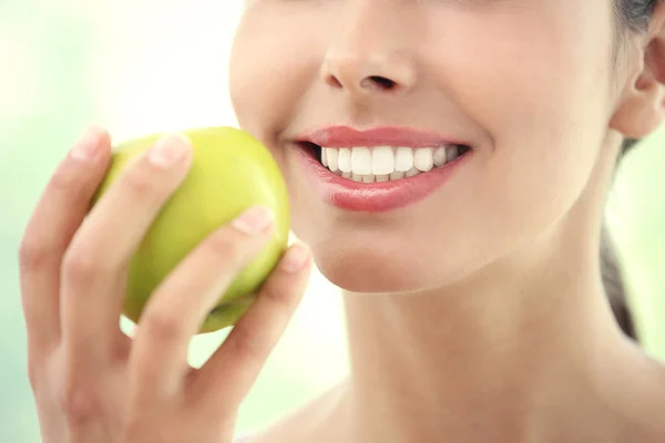 Jovem mulher comendo maçã fresca, close-up — Fotografia de Stock