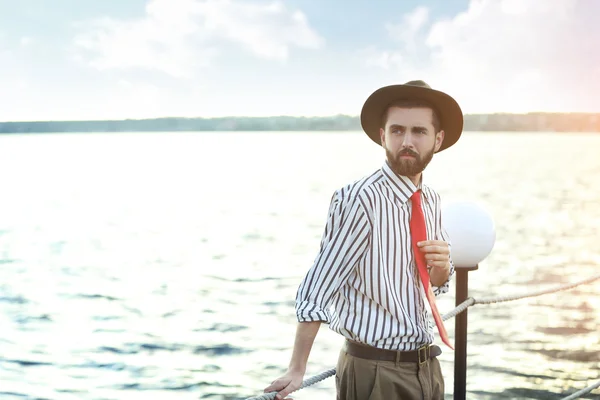 Hombre Con Camisa Rayas Corbata Cuero Rojo Muelle —  Fotos de Stock