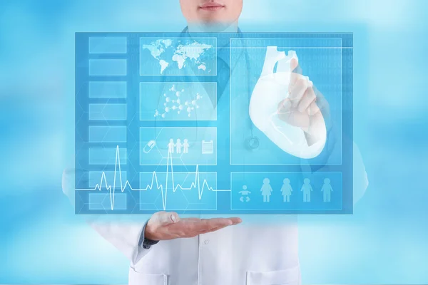Cardiólogo trabajando con pantalla virtual. Medicina y concepto de tecnología moderna . — Foto de Stock