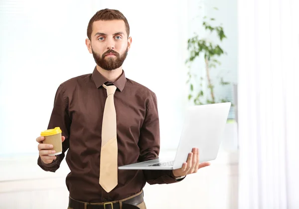 Uomo Affari Che Tiene Laptop Beve Caffè Ufficio — Foto Stock