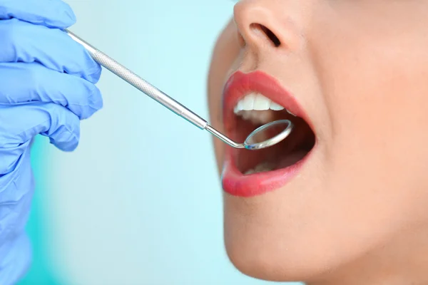 Young woman visiting dentist — Stock Photo, Image