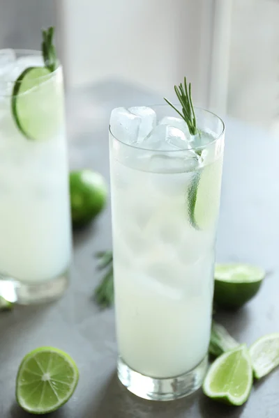 Copa de cóctel con hielo sobre fondo gris — Foto de Stock