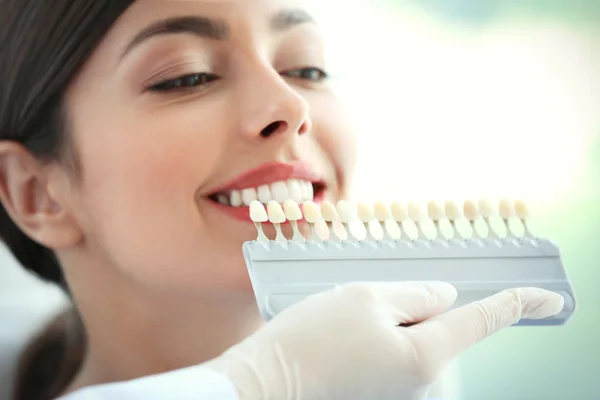 Dentista combinando a cor dos dentes no escritório — Fotografia de Stock