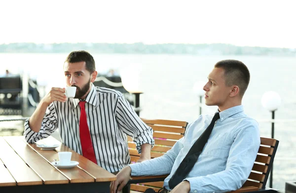 Άνδρες Που Πίνει Καφέ Στο Καφενείο Εξωτερικούς Χώρους — Φωτογραφία Αρχείου