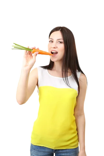 Портрет молодой женщины, поедающей морковку, изолированный на белом — стоковое фото