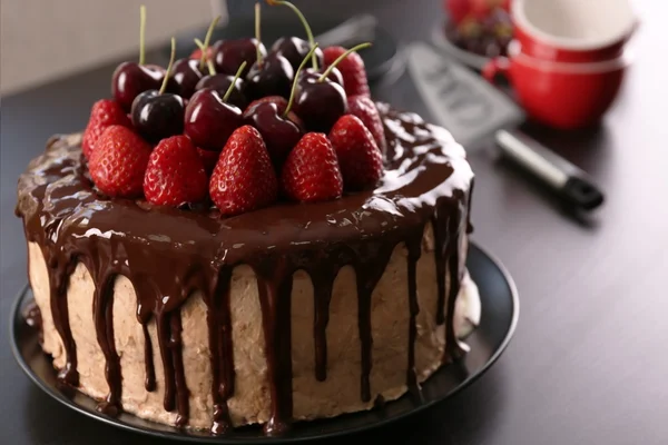 Délicieux gâteau avec cerise et fraise sur la table — Photo