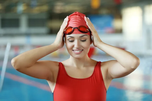 Schönes Mädchen im Schwimmbad — Stockfoto