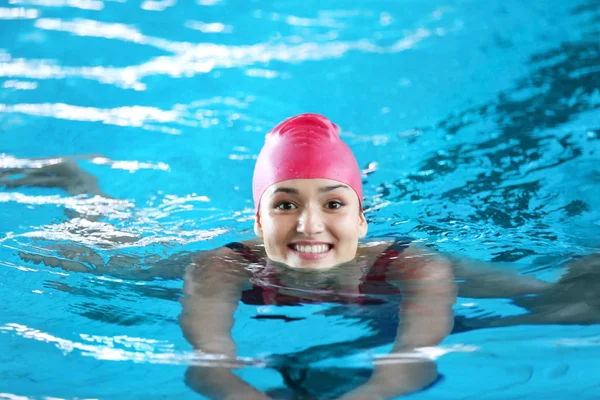 Gyönyörű lány a medencében — Stock Fotó
