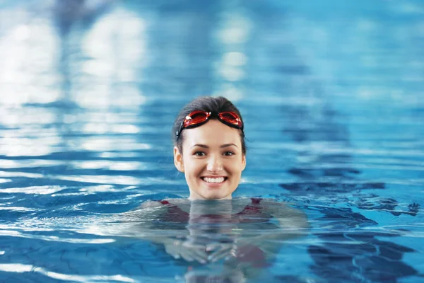 Bella ragazza in piscina — Foto Stock