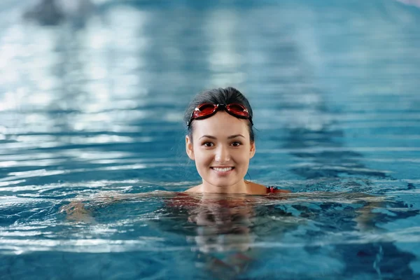 Bella ragazza in piscina — Foto Stock