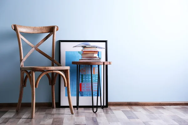 Interior simples com banquetas e decorações em fundo de parede azul — Fotografia de Stock