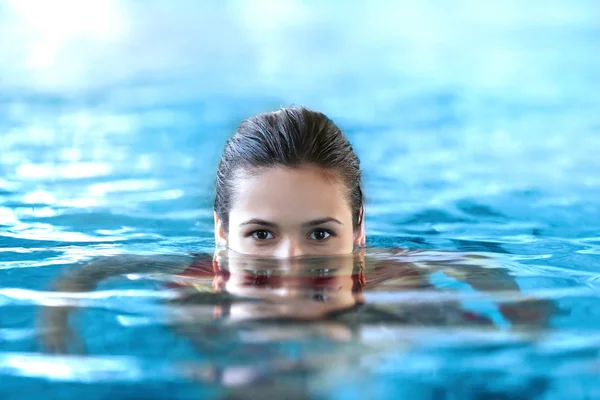 Vacker flicka i poolen — Stockfoto