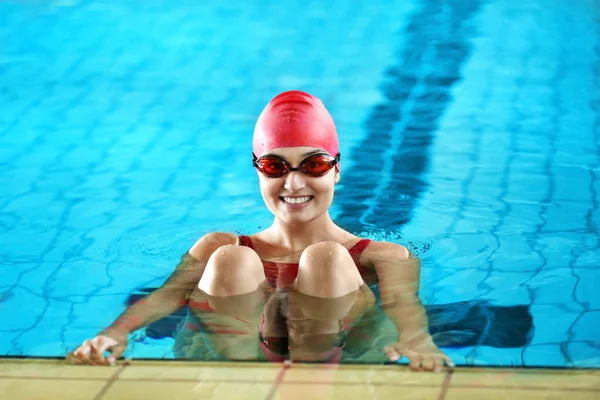 Ragazza nuotare in piscina — Foto Stock