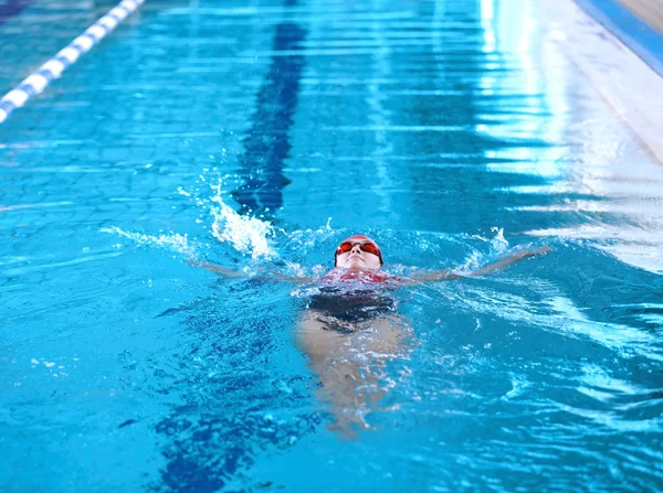 Medencében úszó lány — Stock Fotó