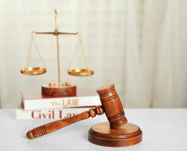 法と正義白いテーブルの上のシンボル — ストック写真