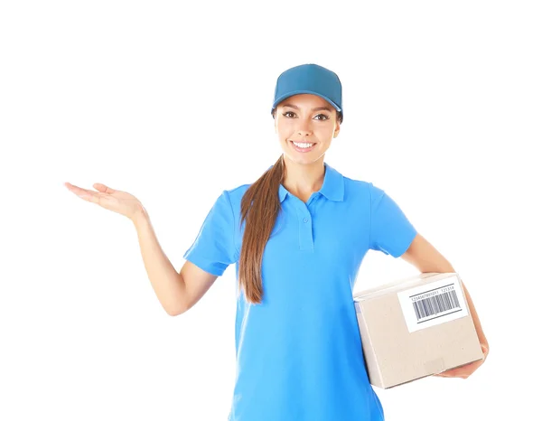 Wanita pengiriman berseragam dengan paket berlatar belakang putih — Stok Foto