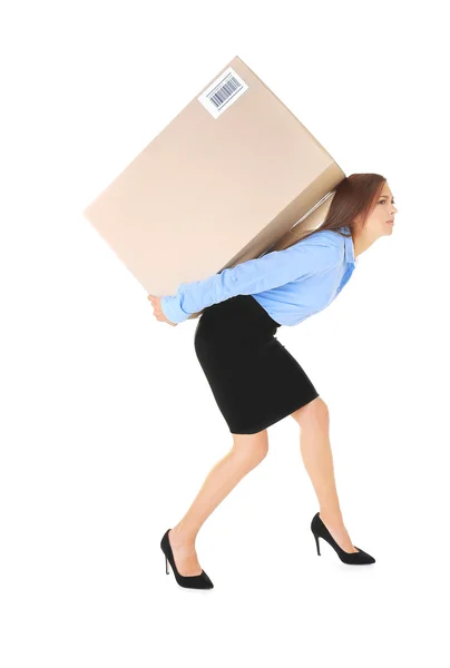 Bella donna d'affari che trasporta pesante scatola su sfondo bianco — Foto Stock