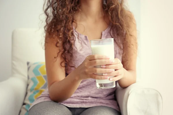 Attraente giovane donna africana con vetro di latte — Foto Stock