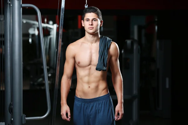 Retrato del atleta en el gimnasio —  Fotos de Stock