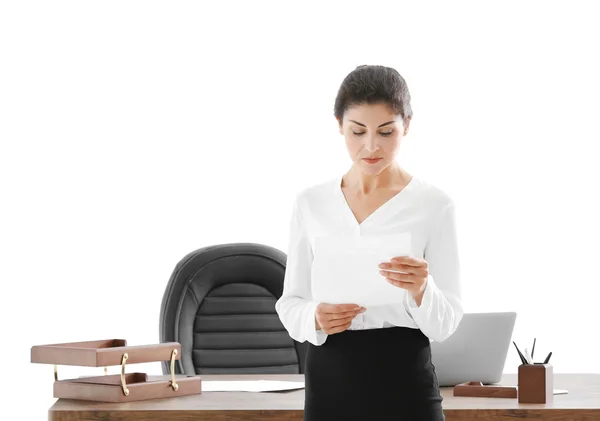 Sukses menjadi pengusaha wanita dewasa dengan dokumen di kantornya — Stok Foto