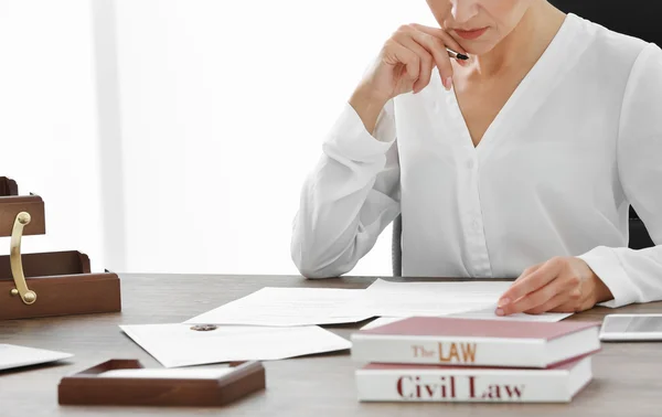Close-up van vrouwelijke advocaat werkt met documenten in office, — Stockfoto