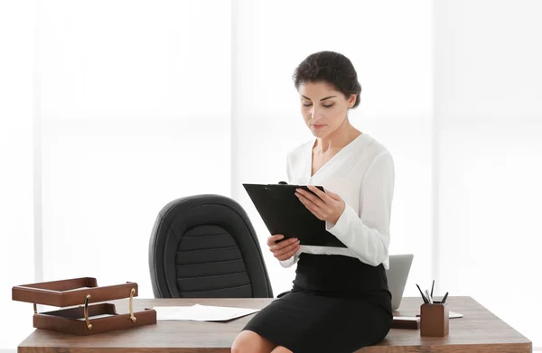 Erfolgreiche reife Geschäftsfrau in ihrem Büro — Stockfoto