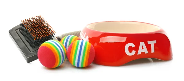 陶瓷猫碗、 画笔和白色背景上的玩具 — 图库照片