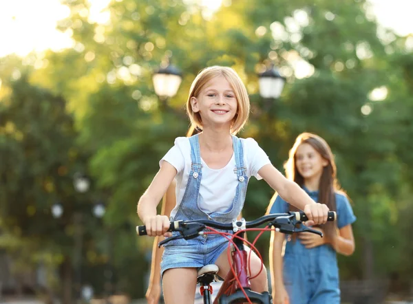Meisje paardrijden fiets — Stockfoto