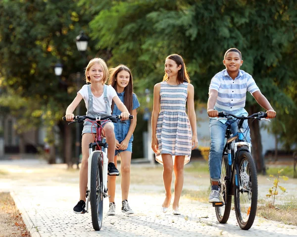 Vänner Ridning Cyklar Och Promenader Parken — Stockfoto