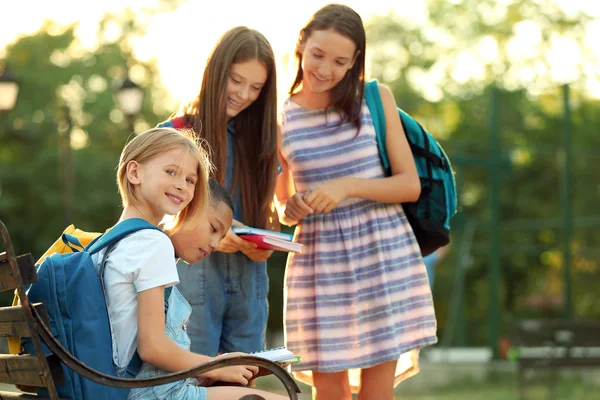 Vrolijke Tieners Het Park — Stockfoto