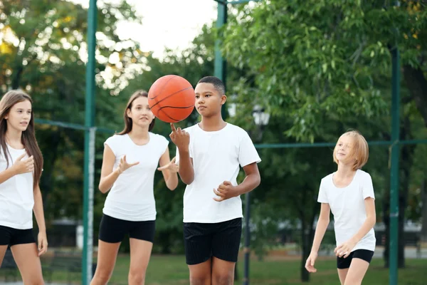 Adolescentes Jugando Baloncesto Patio Escuela — Foto de Stock