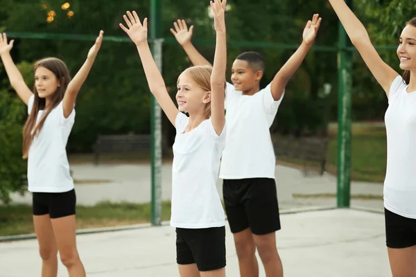 Étudiants Faisant Des Exercices Physiques Sur Cour École — Photo