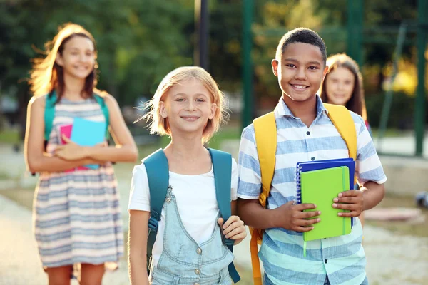 Adolescents avec sacs à dos et cahiers — Photo