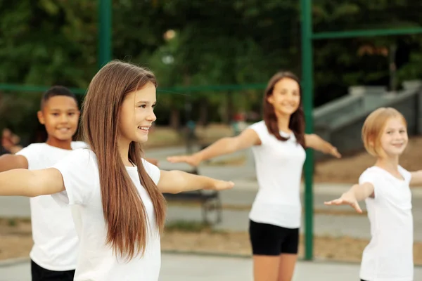 Alunos Fazendo Exercícios Físicos Pátio Escola — Fotografia de Stock