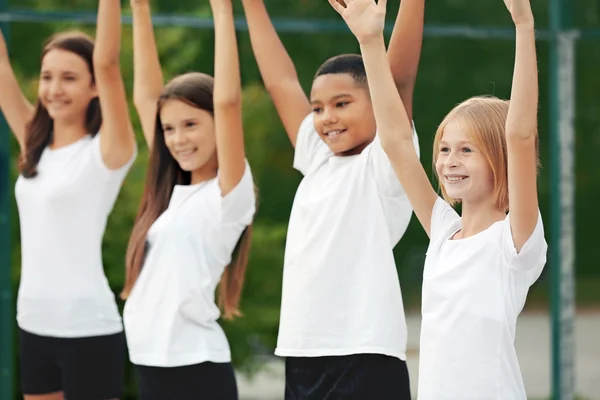 Alunos Fazendo Exercícios Físicos Pátio Escola — Fotografia de Stock