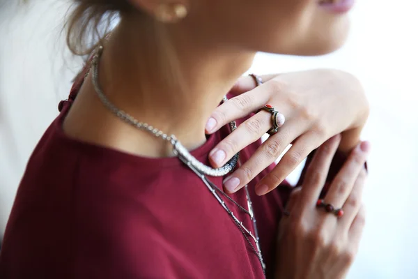 Mujer joven con accesorios elegantes, primer plano — Foto de Stock