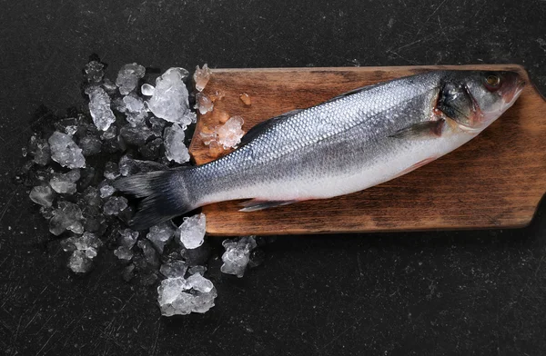 Pesce crudo con ghiaccio sul tavolo della cucina — Foto Stock