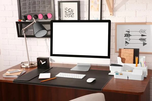 Moderne arbeidsplass med datamaskin hjemme – stockfoto