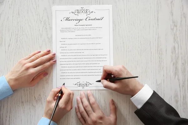 Signing marriage contract — Stock Photo, Image