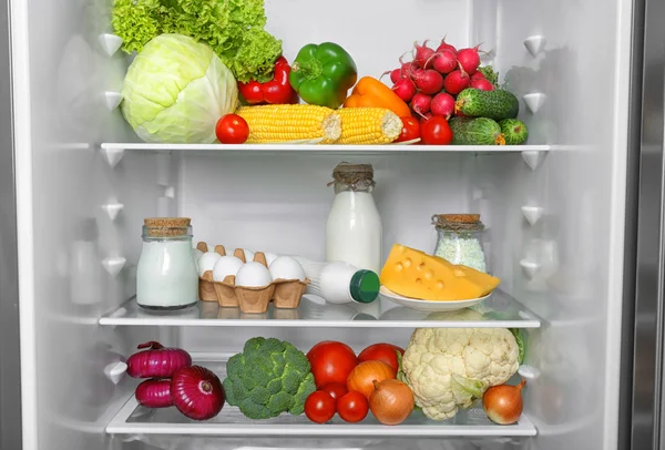 Öppet kylskåp fulla av grönsaker — Stockfoto