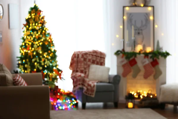 Rozmazaný pohled krásného obývacího pokoje zdobené na Vánoce — Stock fotografie