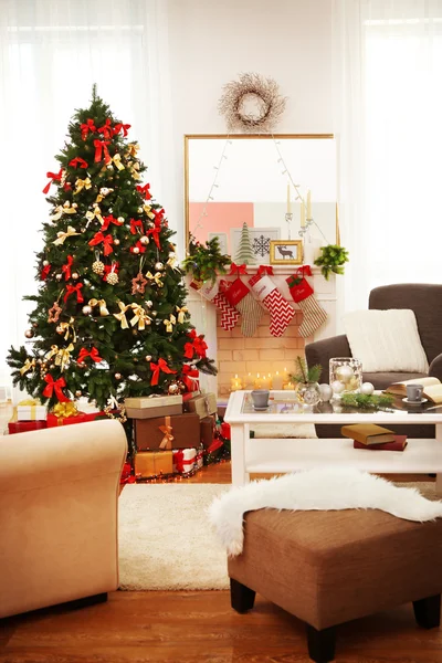 Interior de la hermosa sala de estar decorada para Navidad — Foto de Stock