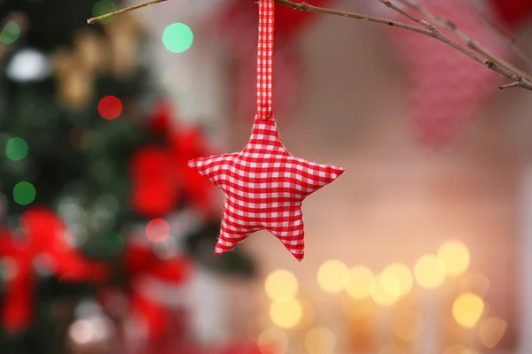 Estrella decorativa a cuadros sobre fondo borroso, vista de cerca —  Fotos de Stock