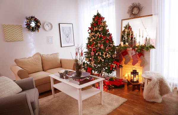 Noel için dekore edilmiş güzel oturma odasının içi. — Stok fotoğraf